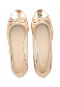 Ballerines en or rose avec une finition métallique, accents en relief et un détail en nœud à la pointe. Semelle intérieure douce avec un doublage crème.