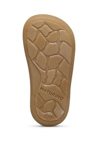 Hnědá gumová podrážka boty s texturovaným vzorem obsahujícím různé tvary a vyvýšené logo "Naturino", velikost "20" na straně.