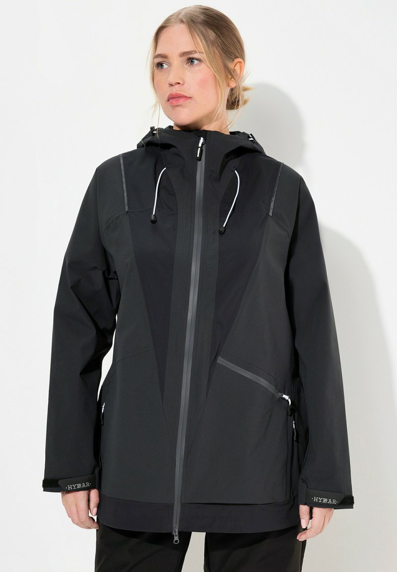 Chaqueta negra con capucha y cierre de cremallera, con paneles en contraste, cordones y bolsillos con cremallera. Fabricada en material texturizado e impermeable.