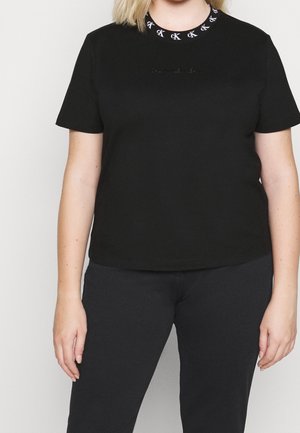 Schwarzes Baumwoll-T-Shirt mit Rundhalsausschnitt und Logozierstreifen. Kurzärmlig, reguläre Passform, schlichtes Design, ohne Muster oder Grafiken.