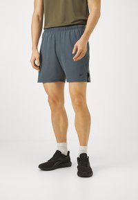 Herrsportshorts i marinblått, tillverkade av lättviktsmaterial. Har en elastisk midja, sidfickor och en logotyp nära fållen.