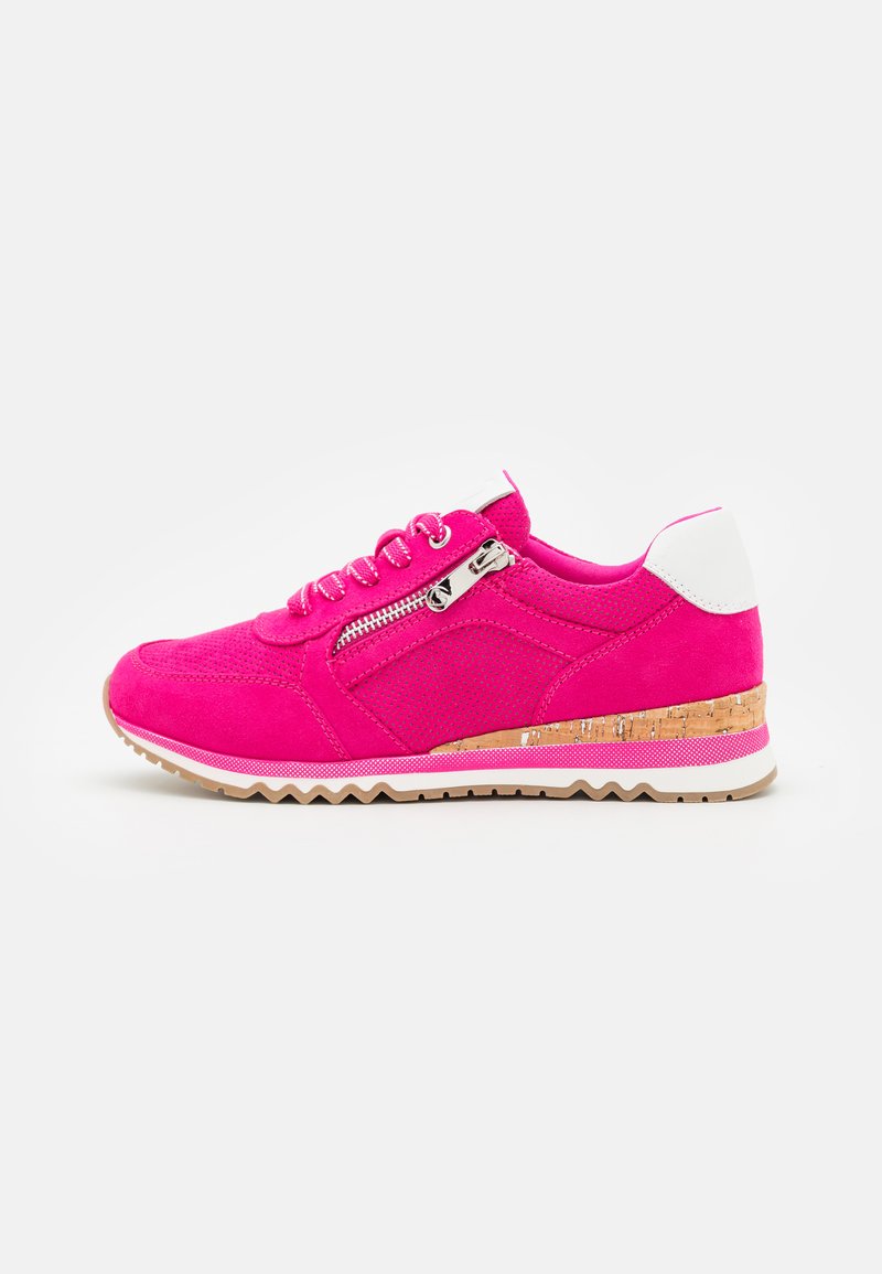 Rosa suedesneaker med en teksturert overflate, sølvglidelåsdetalj og korkdetalj på sålen. Hvit hæl og sikk-sakk-mønster.