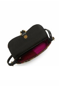 Borsa a tracolla in pelle nera con chiusura a scatto, fodera viola vibrante e perline decorative lungo il bordo esterno.