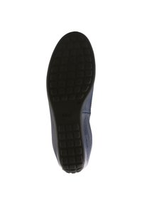 Granatowe skórzane buty z fakturowanym wierzchem, z elastyczną gumową podeszwą o kwadratowym wzorze dla lepszej przyczepności i komfortu.