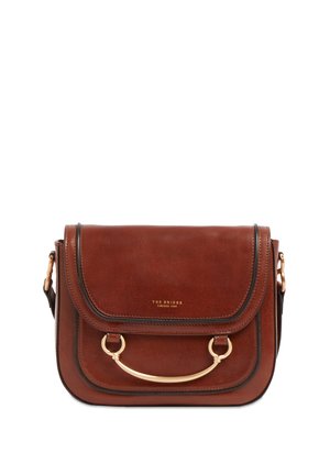 Borsa a tracolla in pelle marrone con pattina frontale, manico curvo in tono oro e scritta “The Bridge Firenze 1969” in rilievo sulla parte anteriore.