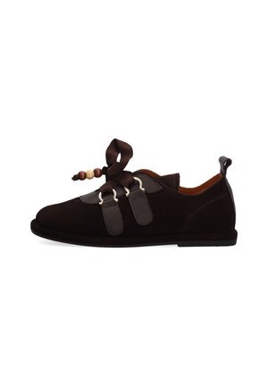 Dunkelbrauner Wildleder-Flachschuh mit Satinbändern, die durch Metallösen gezogen sind, verziert mit Holzperlen vor weißem Hintergrund.