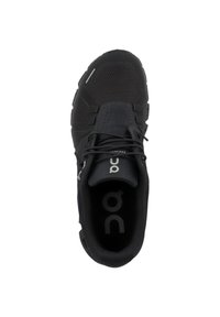 Czarne buty sportowe z siatkową cholewką, fakturowaną powierzchnią i wzmocnionym czubkiem. Wewnątrz znajduje się wkładka z logo oraz sznurowadła.
