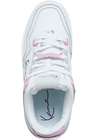 Vit sneaker med rosa detaljer, tillverkad av mesh och syntetiskt material, rundad tå och snörningssystem. Insidan har en mönstrad innersula.