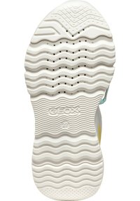 Semelle en caoutchouc blanc avec une texture ondulée, dotée de trous de ventilation. Le logo GEOX et la taille "27" sont estampés sur la surface.