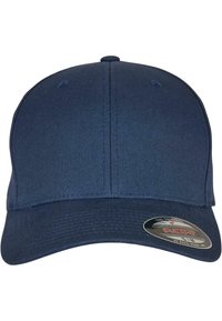 Sötétkék baseball sapka, amely szövetből készült, ívelt napellenzővel rendelkezik, sima textúrájú és a FLEXFIT méretcímke található az elején.