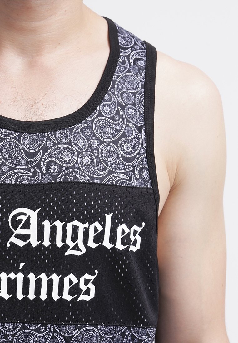 Top negro sin mangas con un patrón de paisley en gris y blanco, con una textura de malla y un texto en negrita que dice "Los Angeles Grimes" en blanco.
