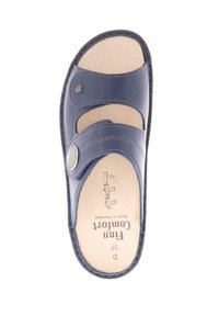 Navyblauwe leren sandaal met twee verstelbare banden, cirkelvormige metalen accent en gevoerde beige binnenzool. Rond neusontwerp.