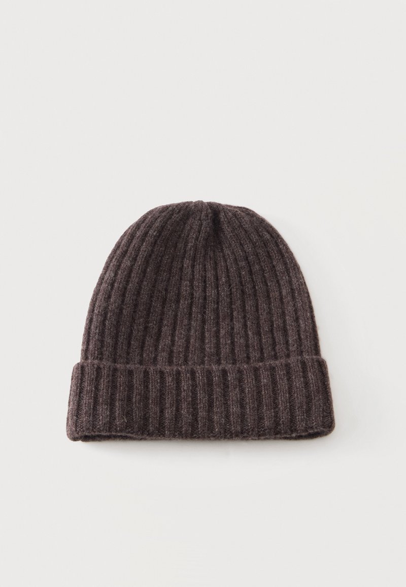 Bonnet en maille côtelée brun foncé avec revers plié, présenté à plat sur un fond clair.