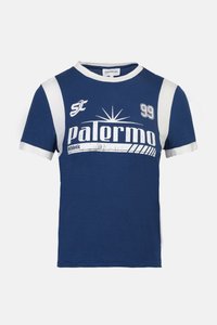 T-shirt blu con maniche bianche, scollo rotondo, grafica frontale con il testo "Palermo" e accenti numerici, realizzato in cotone, vestibilità casual.