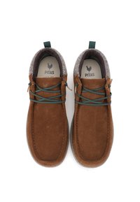 Zapatos casuales de ante marrón con cordones verdes, collar de lana gris y logo de Pitas en las plantillas beige, mostrados desde arriba sobre fondo blanco.