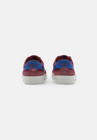 Nike SB ZOOM POGO PLUS - Sneakers low - team red/hyper royal/dark team red/light bone