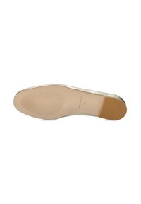 Gouden metalen schoenzool met een glad oppervlak, een gestructureerd grip patroon en een beige rubberen hakaccent. Geperste details op de binnenzool.