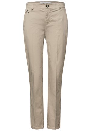Pantalones beige de pierna recta con cierre de botones, trabillas para cinturón y pequeño bolsillo con solapa y botón en el lado derecho cerca de la pretina.