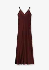 Robe en satin bordeaux à fines bretelles réglables, décolleté en V et design fluide, tombant en dessous du genou avec une texture lisse.