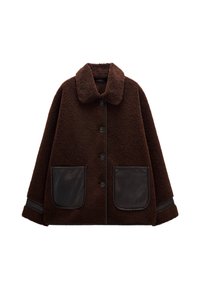Brązowa kurtka z polaru z zapięciem na guziki, dużymi skórzanymi kieszeniami, kołnierzem i kontrastowymi skórzanymi akcentami na rękawach. Miękka tekstura.