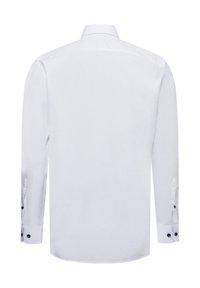 Weißes Langarmhemd mit Standardkragen, einfarbigem Stoff und abgerundetem Saum, verziert mit marineblauen Knopfakzenten an den Manschetten.