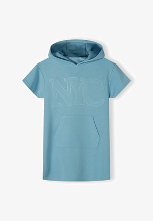 Jasnoniebieska bluza z krótkim rękawem z dużym haftowanym napisem "NYC" z przodu oraz kieszenią z przodu. Gładki materiał o luźnym kroju.