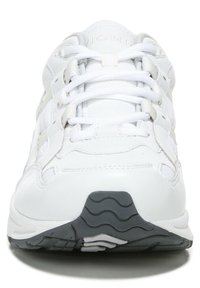 Weißer Sportschuh aus einer Kombination aus glattem Leder und strukturiertem Mesh-Material, mit Schnürdesign und schwarzer Gummisohle.