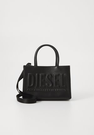 Sac en cuir noir avec un logo « DIESEL » embossé, deux poignées supérieures et une bandoulière amovible. Texture lisse, forme rectangulaire compacte.