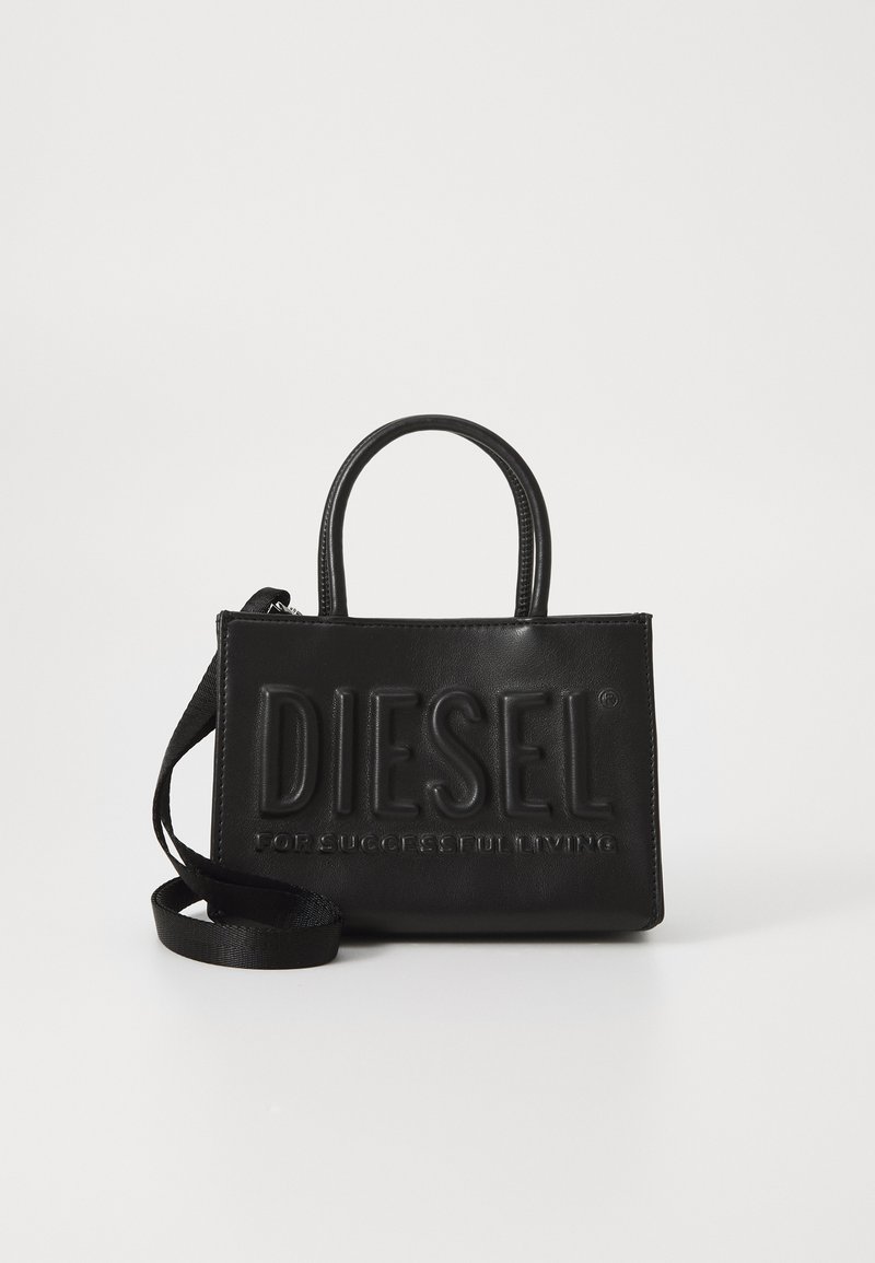 Borsa in pelle nera con logo "DIESEL" impresso, due manici superiori e tracolla removibile. Texture liscia, forma rettangolare compatta.