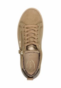 Sārts zamšsneakers ar šņorēm, zelta akcentiem, sānu rāvējslēdzēju, mīkstu apkakli un teksturētu iekšzoli. Plakans gumijas zole. Augšskats.