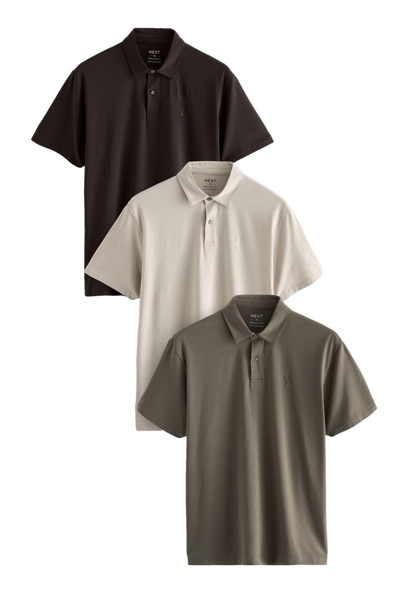 Tre polo shirt in nero, grigio chiaro e verde oliva. Ognuno presenta un colletto, maniche corte e un piccolo logo sul petto.