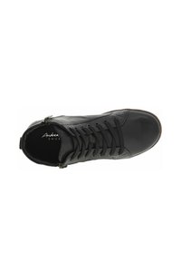Baskets en cuir noir avec un bout rond, des lacets plats et une fermeture éclair sur le côté. Texture lisse avec un léger éclat. Logo de la marque à l'intérieur.