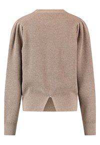 Beige strikket sweater med ribbet tekstur, lange ærmer og splitdetalje bagpå. Designet har en rund halsudskæring og let puffede skuldre.
