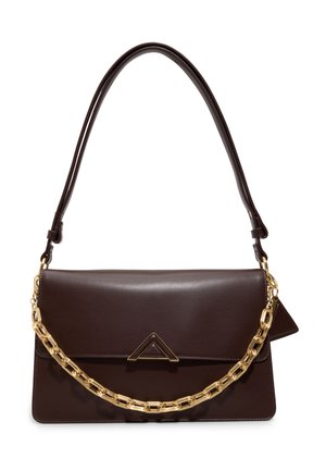 Sac à main en cuir marron foncé avec poignée supérieure et détail de chaîne dorée, avec un fermoir triangulaire doré sur le rabat avant.
