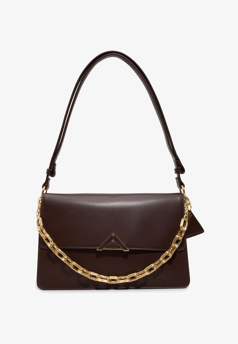 Sac à main en cuir marron foncé avec poignée supérieure et détail de chaîne dorée, avec un fermoir triangulaire doré sur le rabat avant.