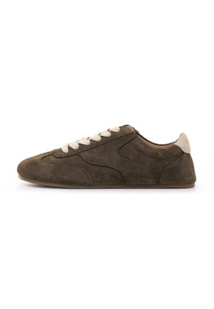Sneaker in suede marrone scuro con lacci color crema, design low-top, punta rotonda e cuciture a contrasto lungo i lati e il tallone.