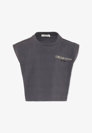 Grijs cropped T-shirt met korte mouwen, ronde hals en de tekst "DREAM NOW" in strasssteentjes op de voorkant. Zacht katoenen materiaal.