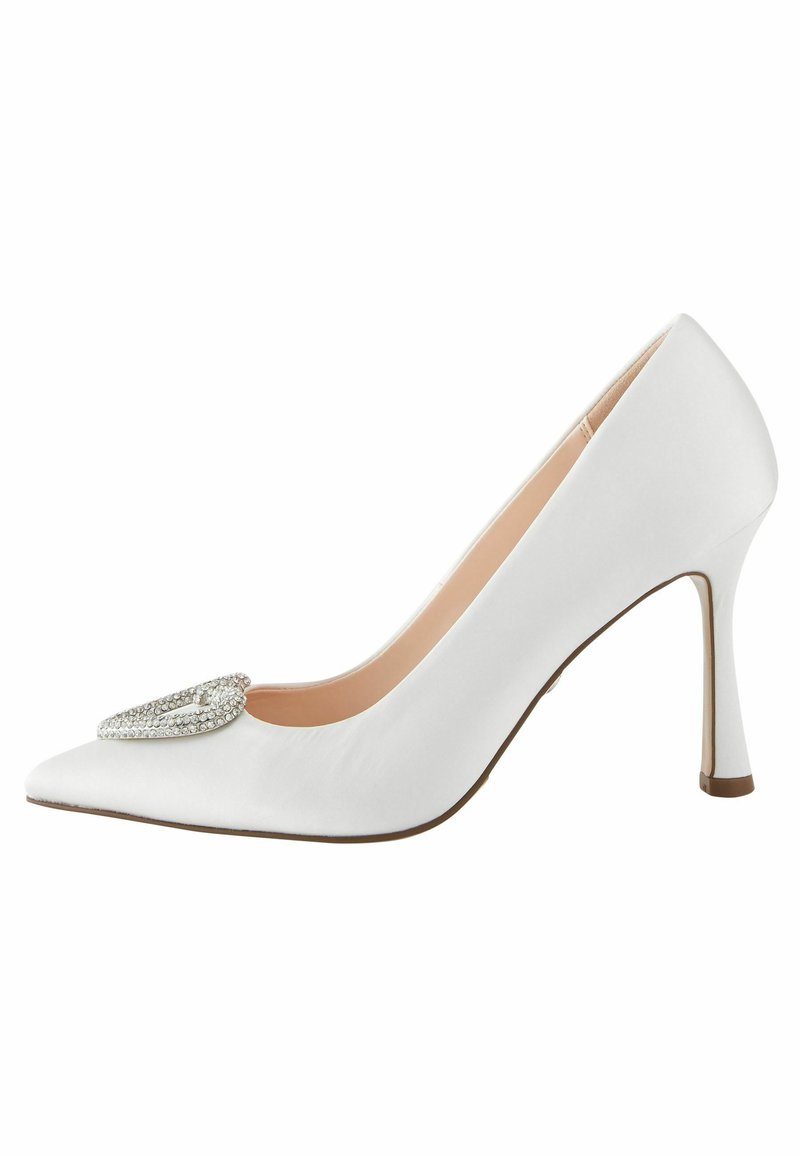 Hvide læder højhælede pumps med spids tå, blomsterbåret rhinsten accent på vamsen, slank hæl og glat tekstur.