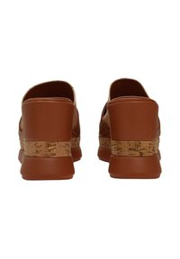 Bruine instapschoenen met een kurken accentband en een ontwerp met een wiggenhak. Gladde bovenkant met een textuur van kurk rond de tussenzool.