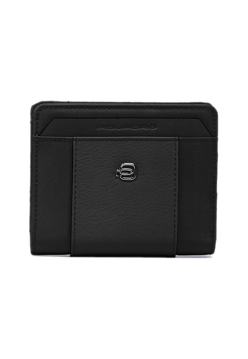 Schwarzer Lederkartenhalter mit strukturierter Oberfläche, vorderer Schlitztasche und silbernem Logodetail. Kompaktes rechteckiges Design mit genähten Kanten.
