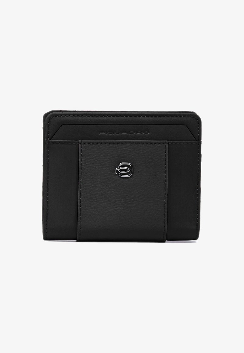 Schwarzer Lederkartenhalter mit strukturierter Oberfläche, vorderer Schlitztasche und silbernem Logodetail. Kompaktes rechteckiges Design mit genähten Kanten.