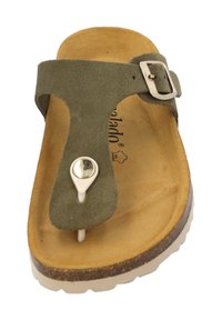 Sandalini infradito in suede verde con fibbia metallica e accento argento, dotati di una soletta beige e una suola in gomma testurizzata.