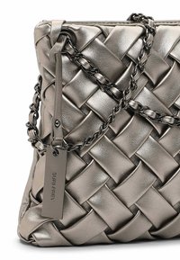 Metaliczna szaro-włóknista torebka o fakturowanym wykończeniu, z łańcuszkowym paskiem i prostokątną metką z wytłoczonym napisem.