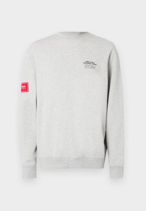 Szürke pulóver pamutkeverékből, környakú, hosszú ujjú, mellkason és ujjon fekete és piros logó részletekkel.