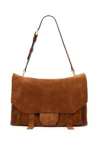 Borsa a tracolla in suede marrone con patta pieghevole, tracolla in pelle nera e accenti frontali. Presenta una finitura testurizzata e una chiusura sicura.