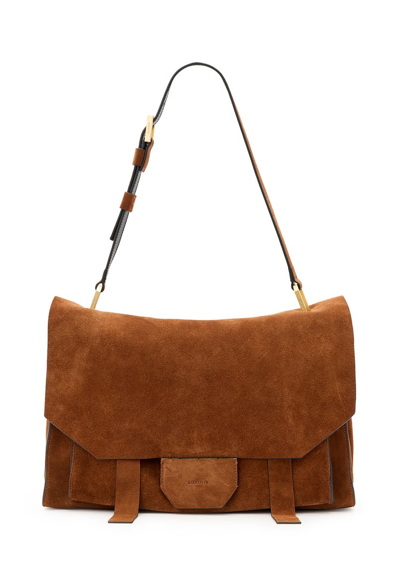 Borsa a tracolla in suede marrone con patta pieghevole, tracolla in pelle nera e accenti frontali. Presenta una finitura testurizzata e una chiusura sicura.
