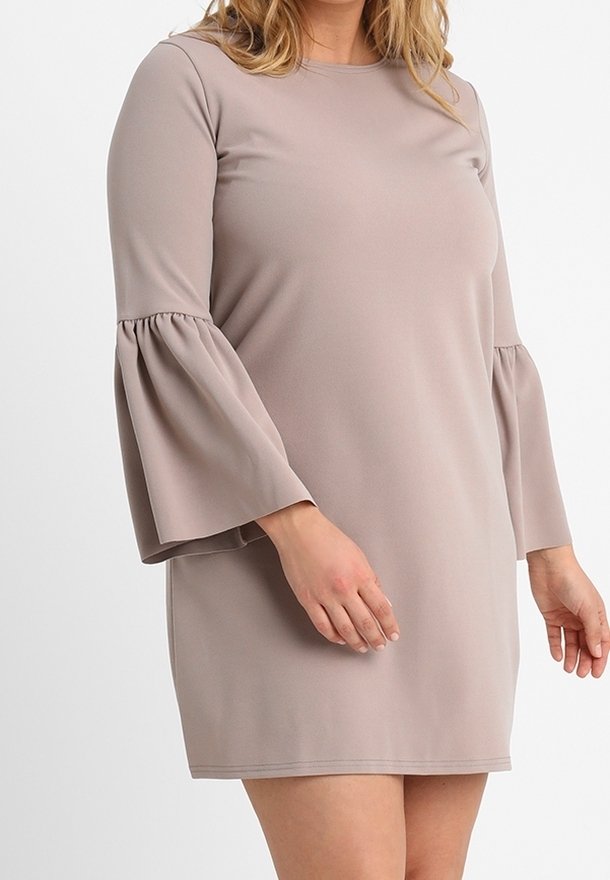 Robe taupe clair avec de longues manches évasées. Fabriquée en tissu lisse, elle possède un col rond simple et une longueur courte.