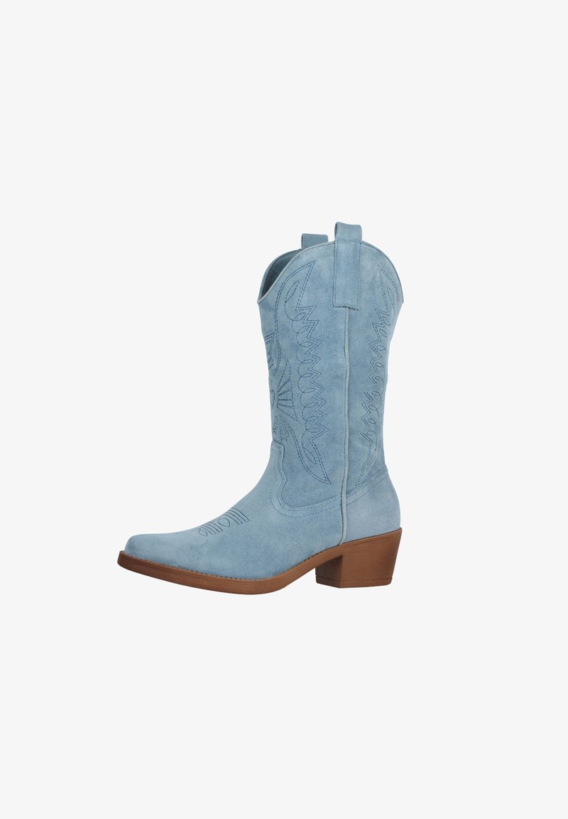 Bota vaquera de ante azul claro con punta afilada, costuras decorativas, tacón alto y lengüetas en el caña para facilitar el calzado.
