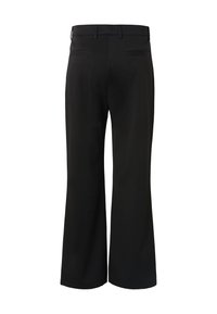 Pantalon noir à jambes larges avec poches passepoilées à l'arrière et ceinture avec passants, vu de dos sur fond blanc.
