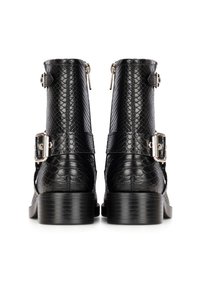 Botas de tobillo negras con un upper de cuero con estampado de serpiente texturizado, herrajes en tono plateado y un tacón apilado duradero. Dos hebillas en las correas.